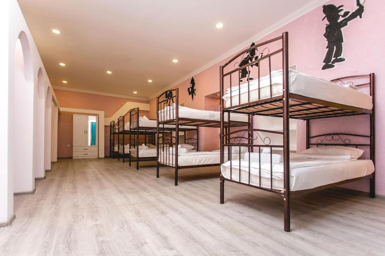 Sherlock Holmes Hostel Baku Eksteriør bilde