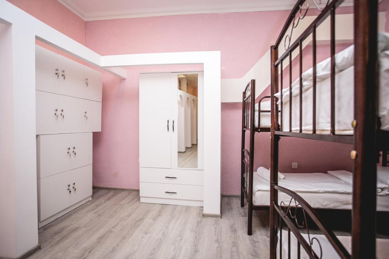 Sherlock Holmes Hostel Baku Eksteriør bilde