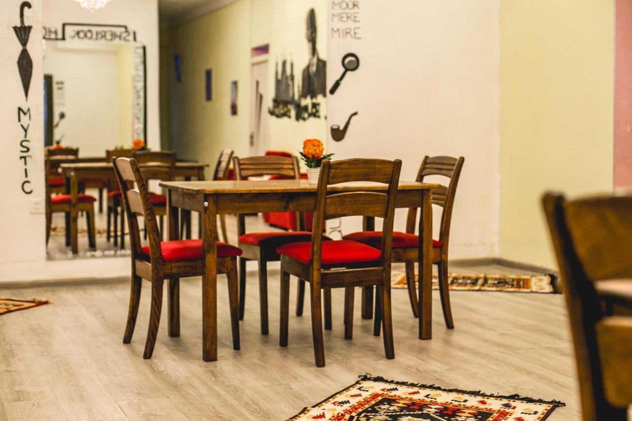 Sherlock Holmes Hostel Baku Eksteriør bilde