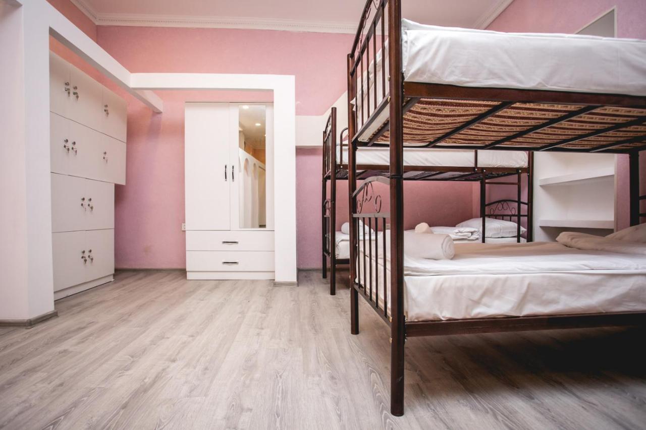 Sherlock Holmes Hostel Baku Eksteriør bilde